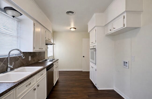 Building Photo - 205 E Crestmont Dr