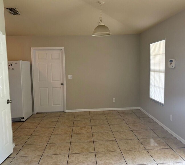 Building Photo - Charming 3-Bedroom, 2-Bath Single-Family Home Available Now!