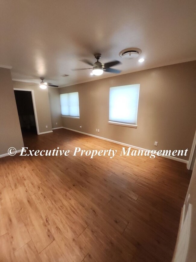 Building Photo - 1009 Robertson Ave