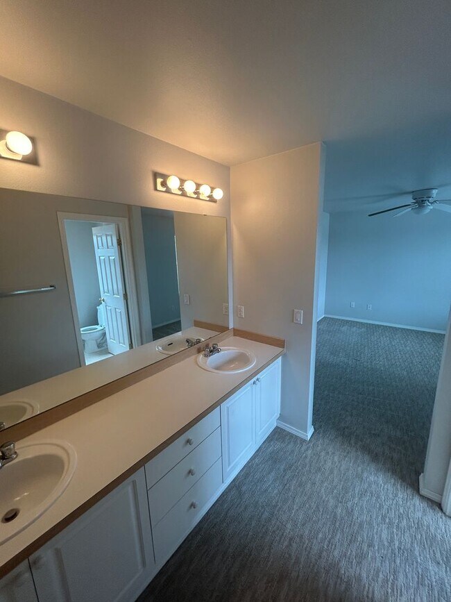 Building Photo - 3 Bed, 2.5 bath Kent house w/2-car garage ...