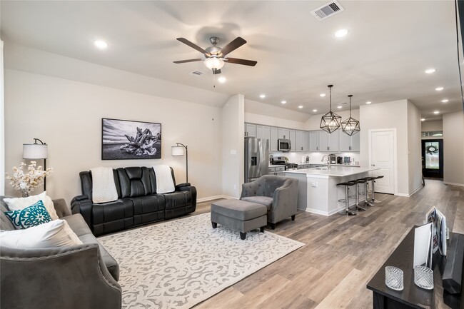 Building Photo - 323 Fanpalm Ct