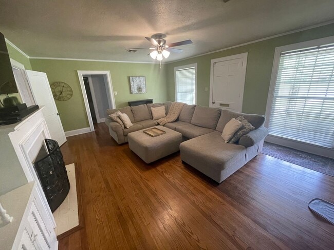 Building Photo - Spacious South Highlands 2 Bedroom Home with flex rooms!