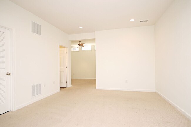 Building Photo - Dog-Friendly Pavilions at Pantops Townhome