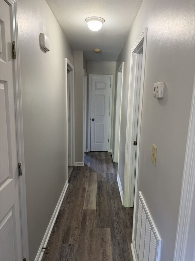 Building Photo - 2 bedrooms / 2 baths Duplex unit