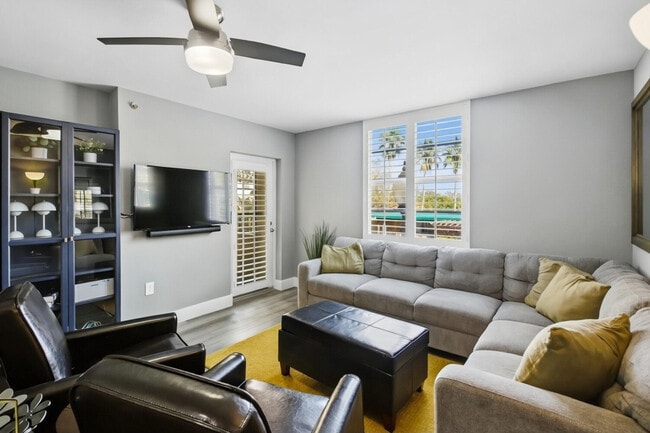 Building Photo - 520 SE 5 Ave