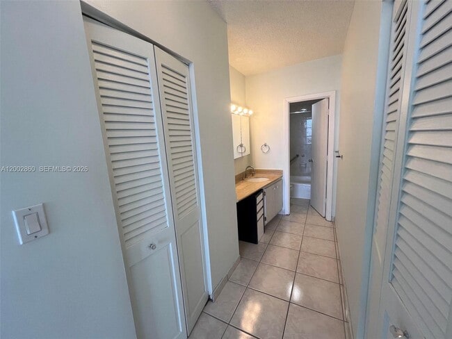 Building Photo - 300 Bayview Dr