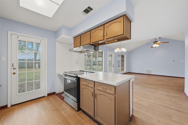 Building Photo - 7015 Pella Dr