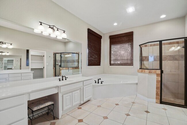 Building Photo - Custom Built Home with POOL