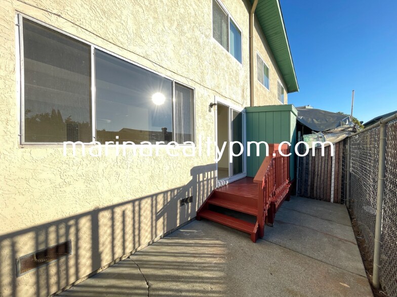 Building Photo - 240 Holly St