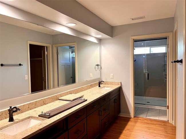 Building Photo - 10608 Spicewood Club Dr