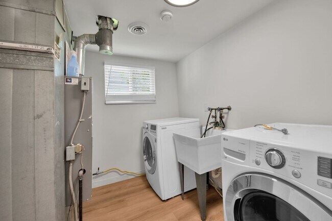 Building Photo - 4 bedrooms $2150