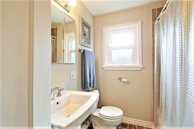 Building Photo - 4 bedroom in Seattle WA 98103
