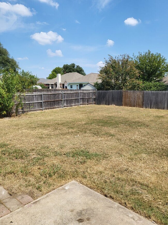Building Photo - 6411 Clear Pool Dr