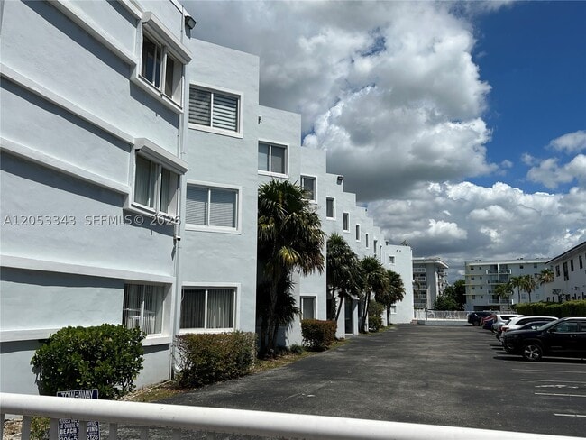 Building Photo - 1185 Marseille Dr