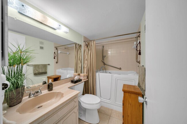 Building Photo - Riverfront Condo Location 1,100+ square fe...
