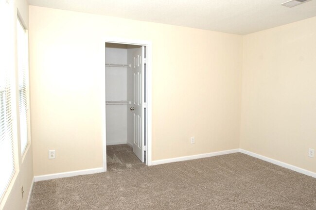 Building Photo - Move-In Special!