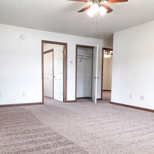 Building Photo - 2402 Golf Rd