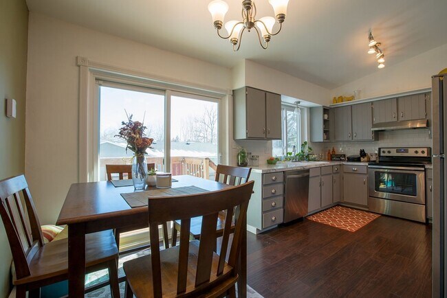 Building Photo - Charming 3-Bedroom Home on a Spacious Corn...