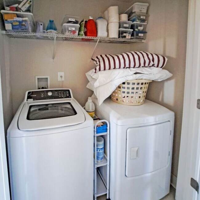 Building Photo - Gorgeous 4-Level Townhome with Rooftop Ter...