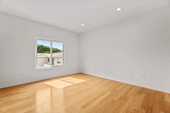 Building Photo - Spacious 2-Bed Townhome with Private Rooft...