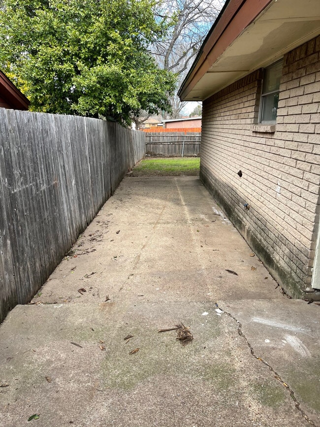 Building Photo - 3105 Lourdes St