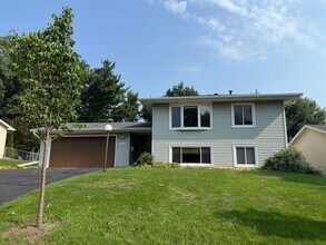 Building Photo - Modern 4 bed 2 Bath Split Level Single Fam...