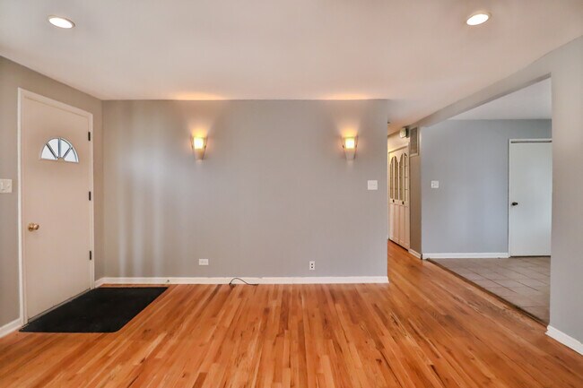 Building Photo - 7119 Stanford Dr