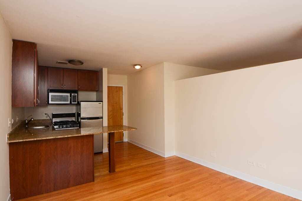 Building Photo - 675 W Wrightwood Ave
