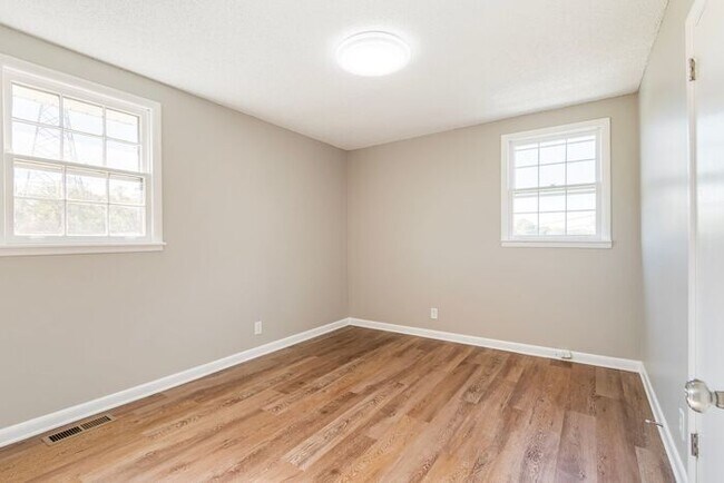 Building Photo - Charming 3-Bedroom 1.5 Bath Oasis in Bellevue