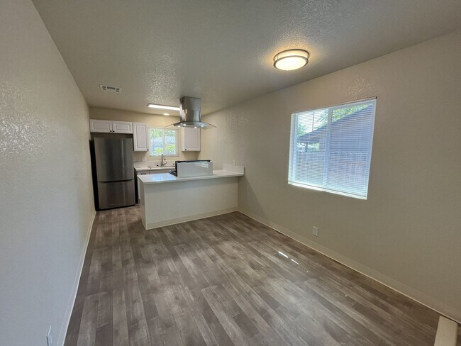 Building Photo - 6417-6417 San Stefano St