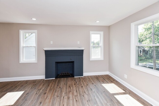 Building Photo - 4 Bedroom 2.5 Bathroom Open Floor Plan 3 S...