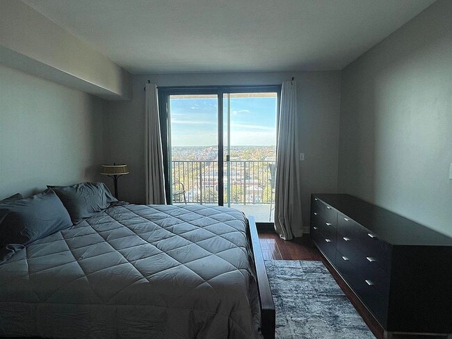 Building Photo - "Chic 1-Bedroom Retreat in Downtown Tallahassee – Perfectly Appointed at 703 Sq Ft!"