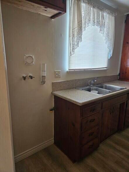 laundry hookup - 5927 Lemp Ave
