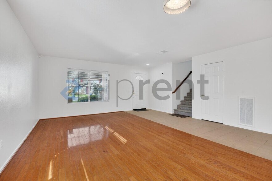 Building Photo - 703 Diamond Dr