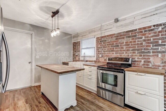 Building Photo - 3312 Pickwick Dr S