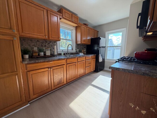 Building Photo - Remodeled 3 bed, 1 bath home for rent in E...