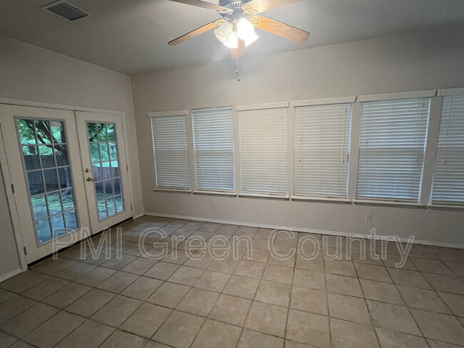 Building Photo - 305 N Aster Pl
