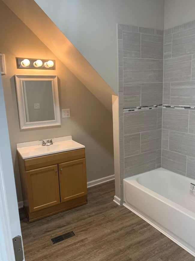 Building Photo - Check out this 2bdr, 1 bath home for rent!