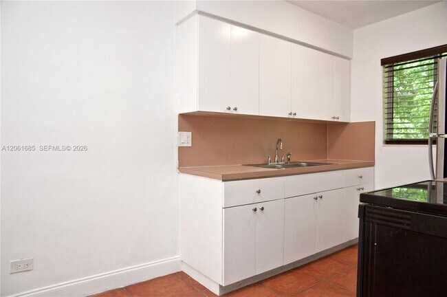 Building Photo - 304 SE 9th Ct