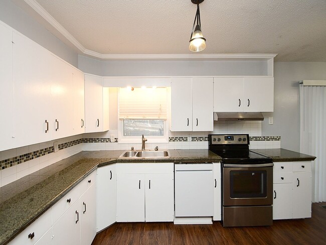 Building Photo - Spacious Living