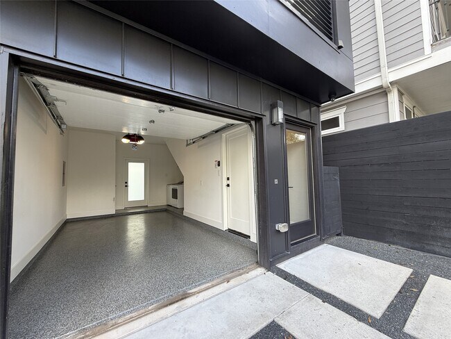 Building Photo - 1015 E 27th St