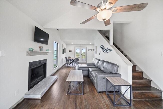 Building Photo - 4126 San Jacinto Dr