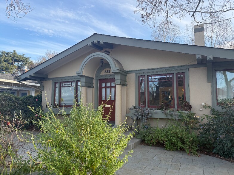 Building Photo - 588 S 15th St