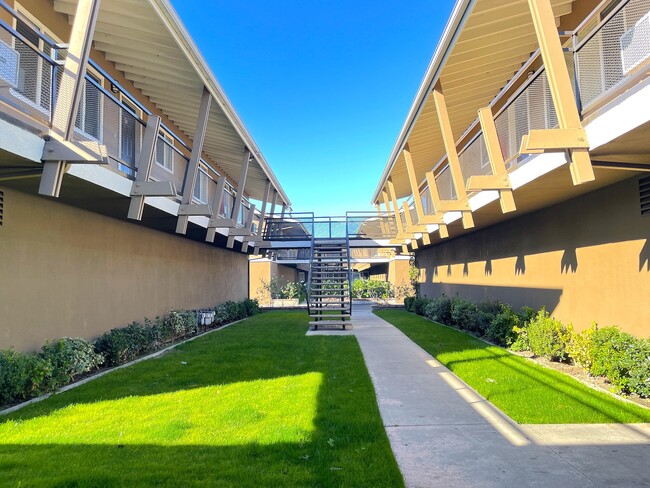 Building Photo - Towne Centre at Orange