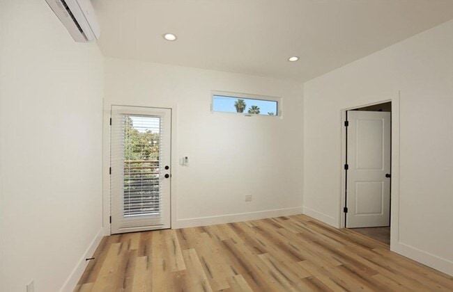 Building Photo - Sanit(4537)