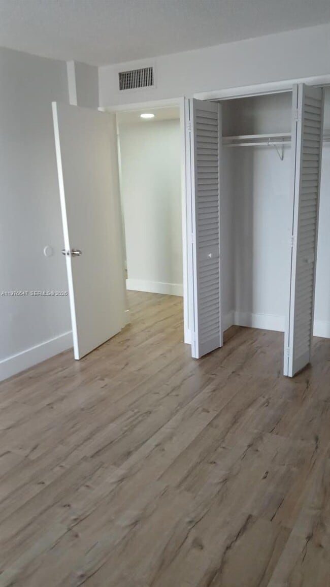 Building Photo - 8820 Fontainebleau Blvd