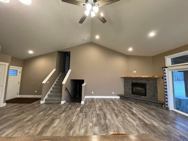 Building Photo - Beautiful Pet Friendly Home