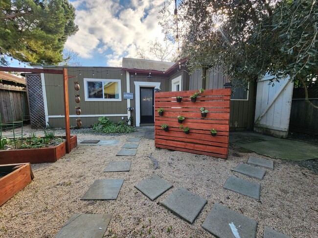 Building Photo - 112 10th St