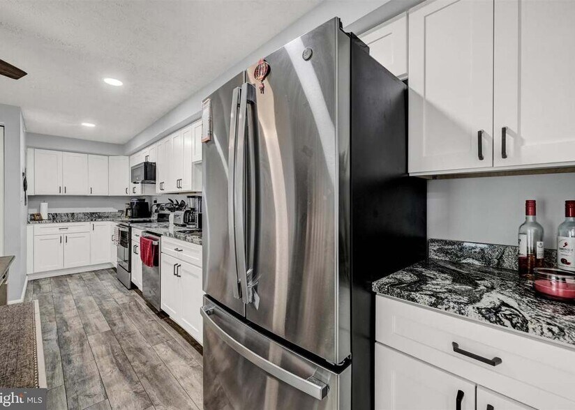 Building Photo - 300 Long Cove Ln