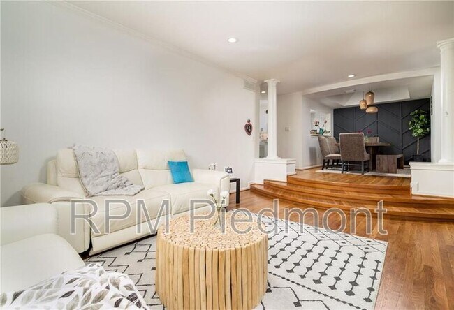 Building Photo - 220 Renaissance Pkwy NE